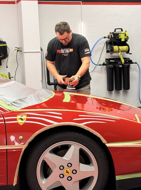 Leandro trabajando en pulido en un Ferrari 348 clasico