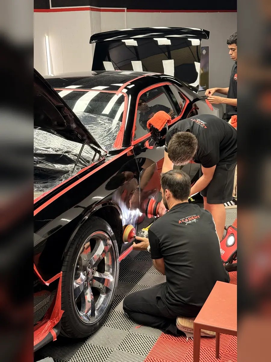 Alumnos aprendiendo pulido correccion de pintura en curso presencial en Valencia con Pro Detailing Academy