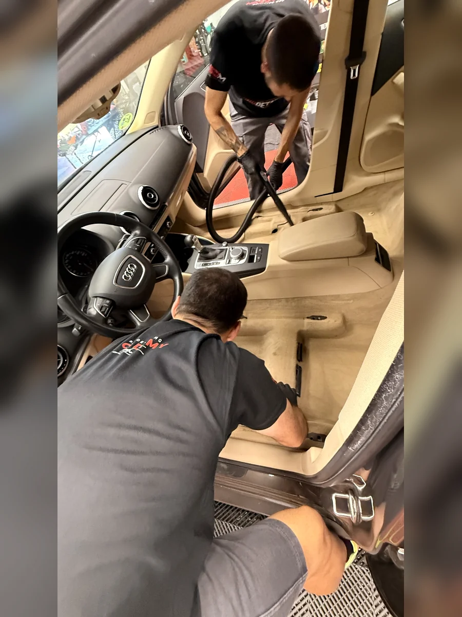 Alumnos aprendiendo limpieza técnica de interiores en curso presencial en Valencia con Pro Detailing Academy